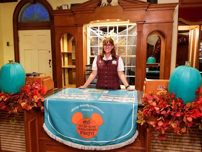 Redeem your teal tokens for allergy-friendly treats at the Halloween Party at Disney World | copyright Stuffed Suitcase