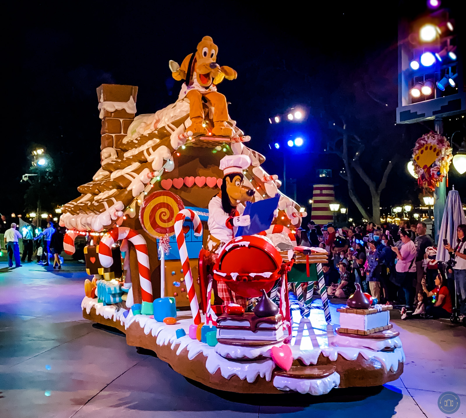 goofy and pluto parade float disneyland christmas fantasy parade