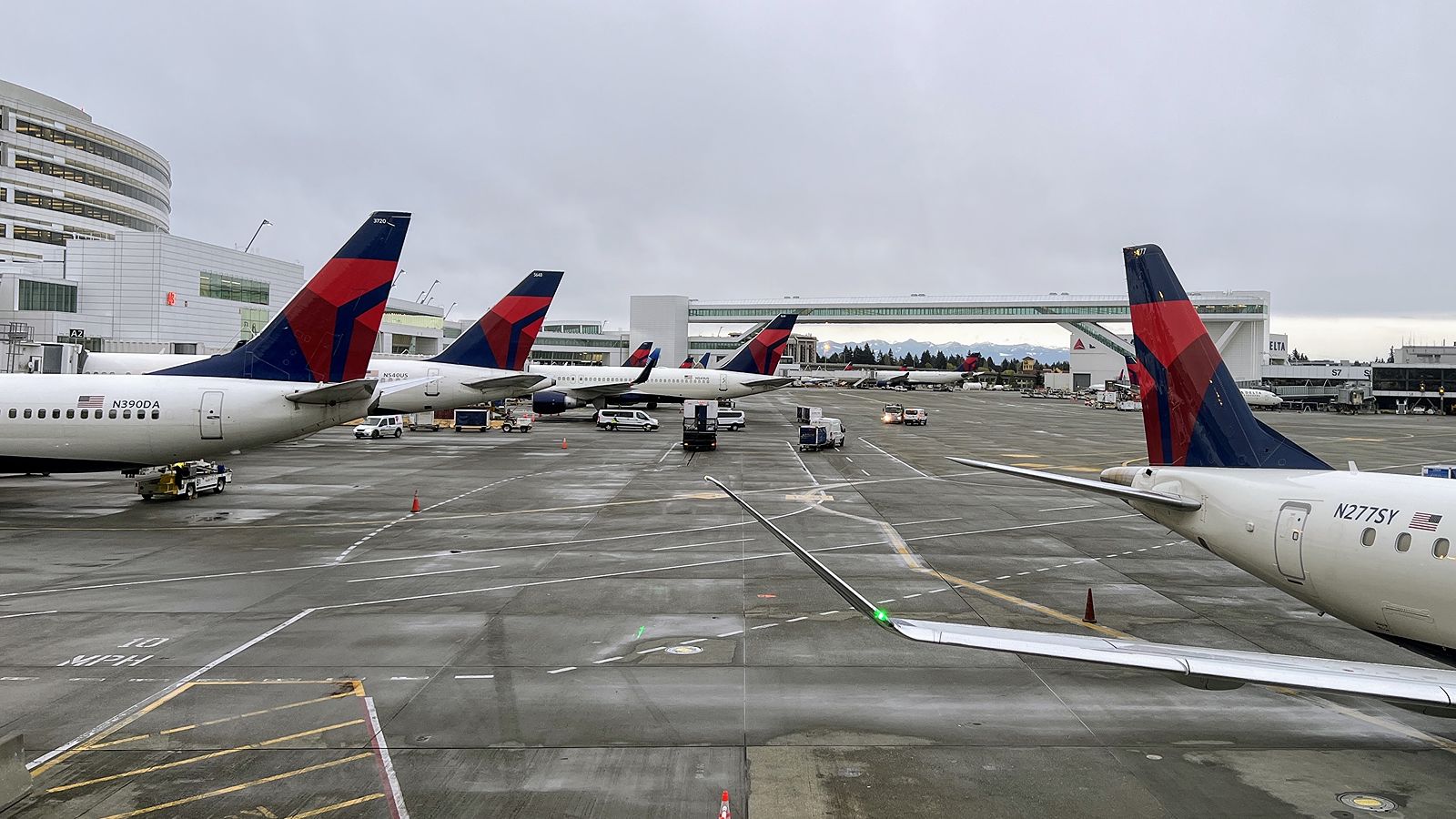 airplanes on tarmac in seattle