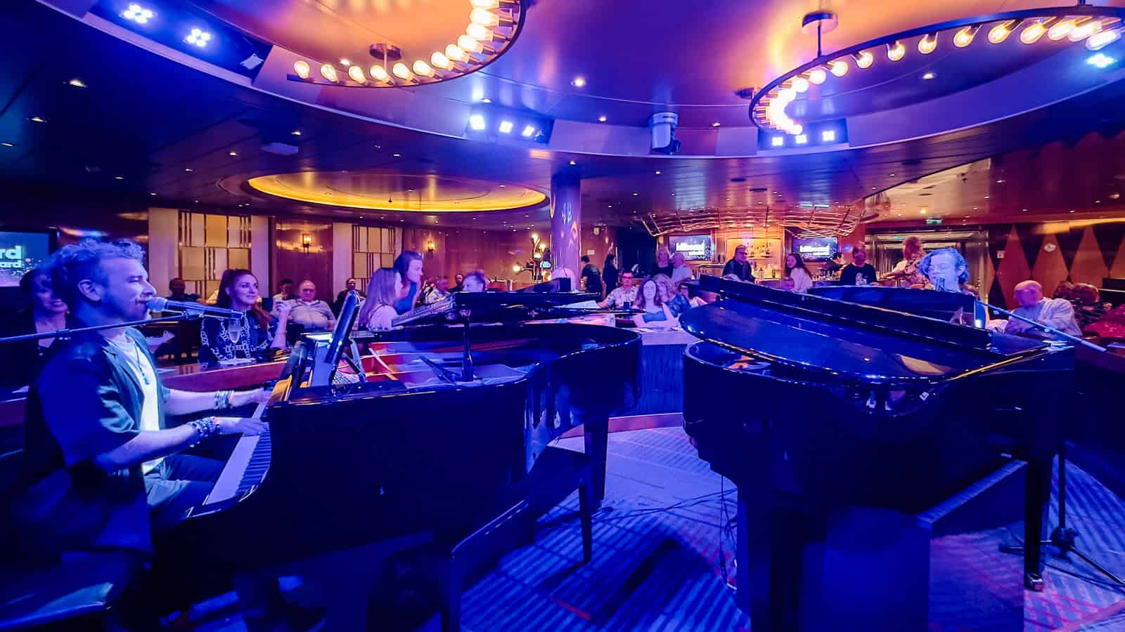 piano players at billboard onboard on nieuw statendam