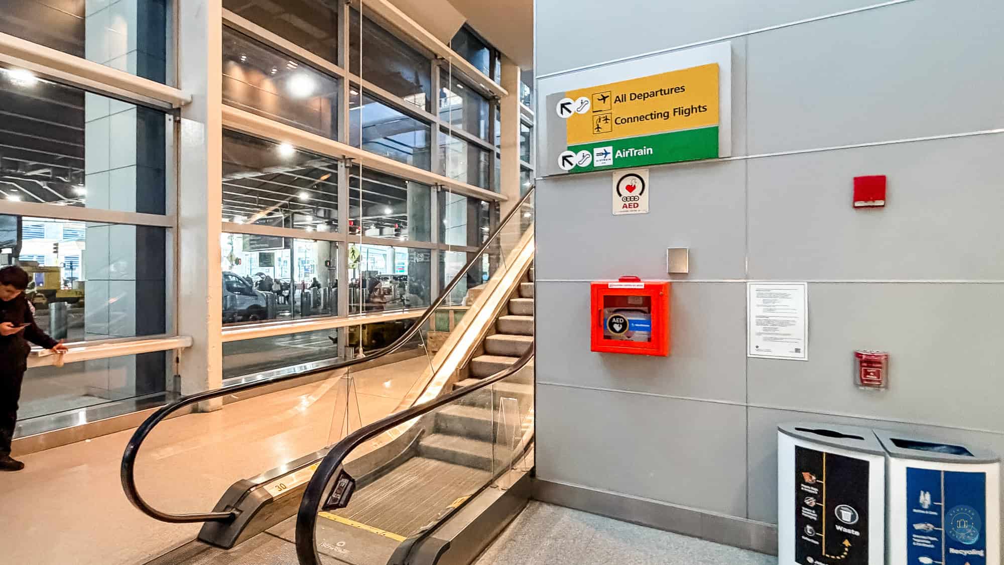 escalator to airtrain from baggage claim at jfk